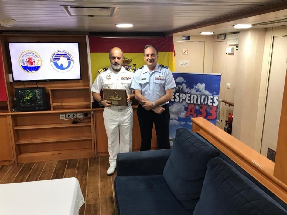Capitán de Fragata Capitán del buque «Hespérides» recibiendo placa de autoridad Naval de Uruguay