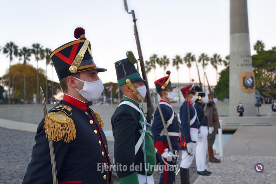 Formación de militares en el izado de pabellón