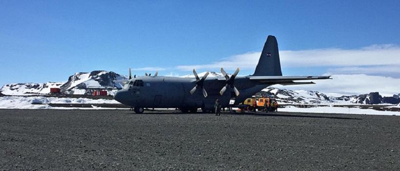 Avión Hércules C-130 de la Fuerza Aérea Uruguaya en la Antártida
