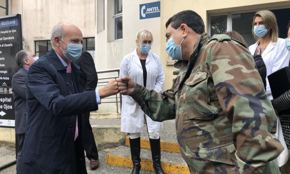 Saludo del Ministro al personal en el Hospital Saludo del Ministro al personal en el Hospital