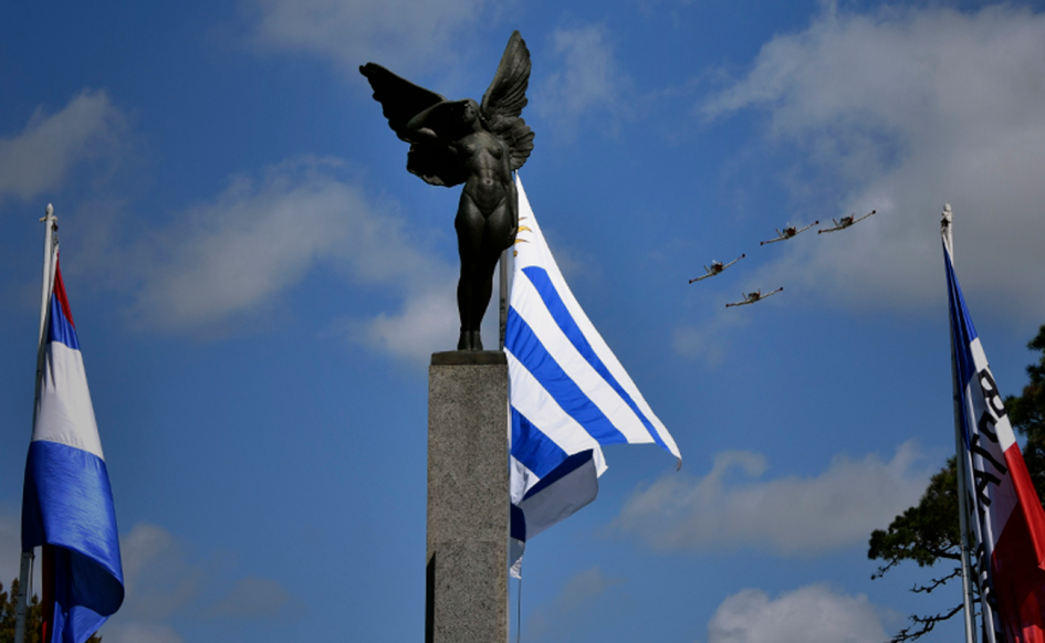 Monumento Mujer Alada Fuerza Aérea Uruguaya Monumento Mujer Alada Fuerza Aérea Uruguaya