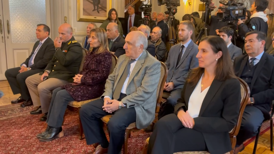 Autoridades del MVOT y MDN en la firma de convenio Autoridades del MVOT y MDN en la firma de convenio