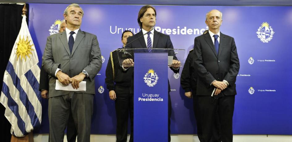 Presidente Lacalle Pou en conferencia de prensa acompañado por el ministro de Defensa Nacional, Javier García y el ministro de Presidente Lacalle Pou en conferencia de prensa acompañado por el ministro de Defensa Nacional, Javier García y el ministro de