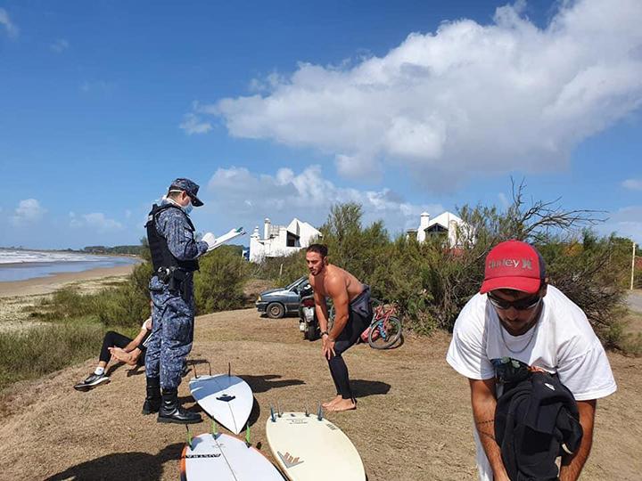 Efectivos realizando controles en la playa