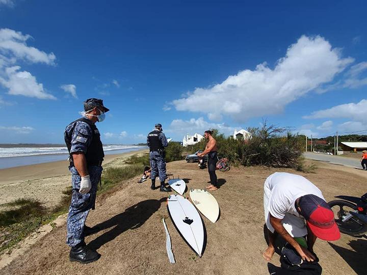 Efectivos realizando controles en la playa