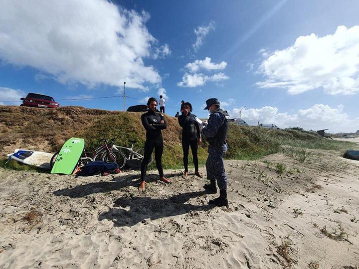 Efectivos realizando controles en la playa