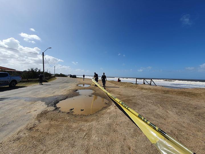 Efectivos realizando controles en la playa