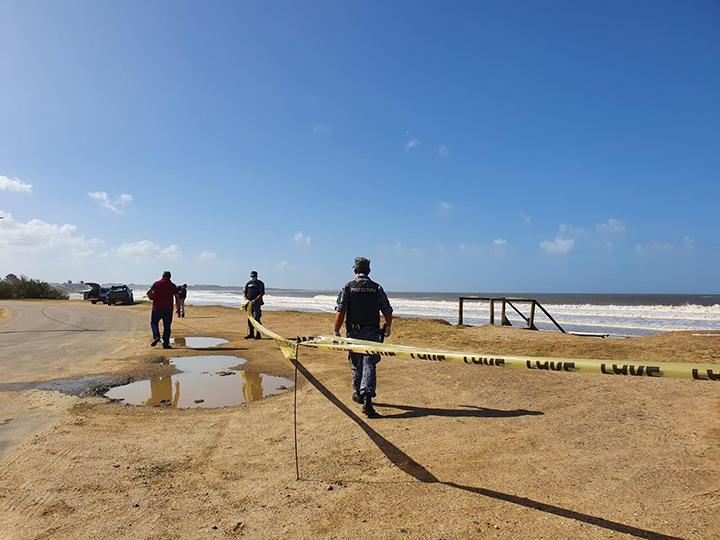 Efectivos realizando controles en la playa