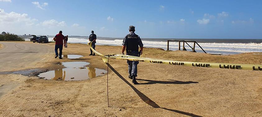 Efectivos realizando controles en la playa