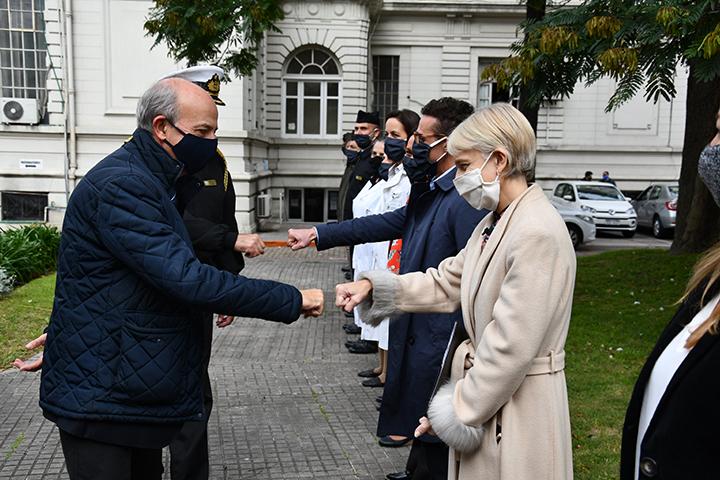 Ministro Javier García en recorrida por el Hospital Militar