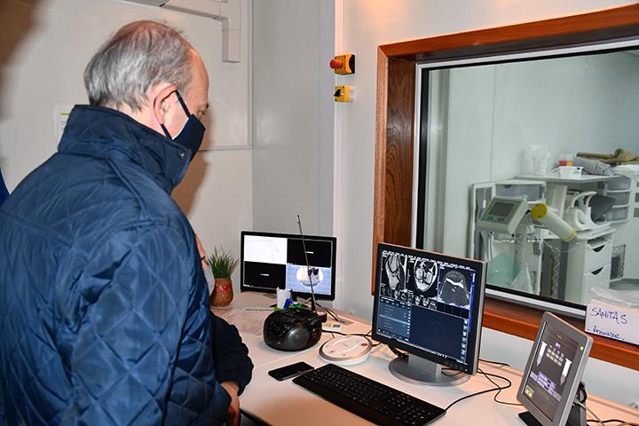 Ministro Javier García en recorrida por el Hospital Militar