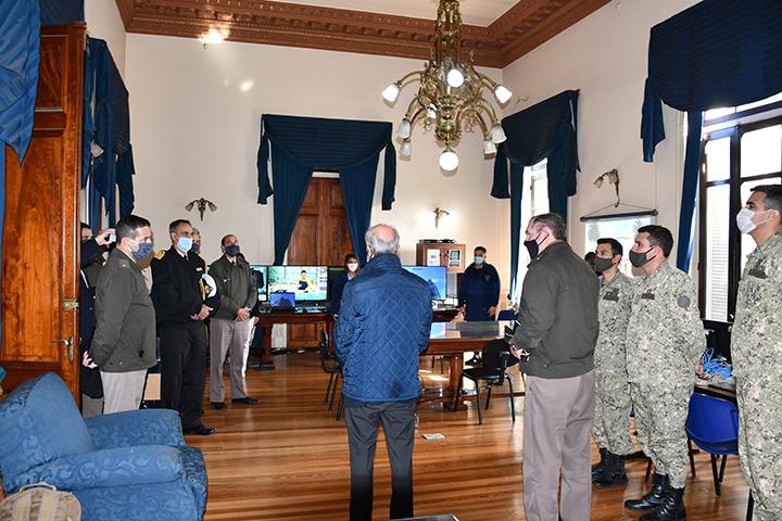 Ministro Javier García en recorrida por el Hospital Militar