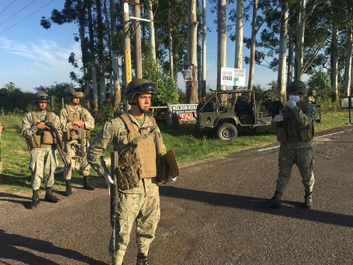 Efectivos realizando controles de patrullaje