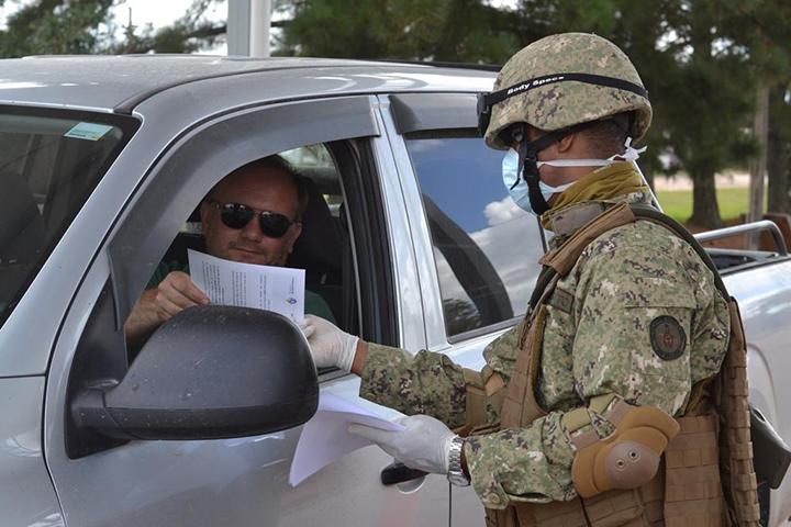 Efectivos realizando controles de patrullaje