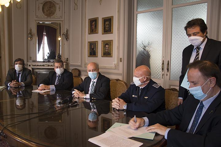 Firma de Convenio Autoridades presentando el convenio
