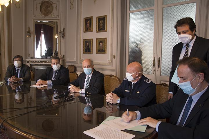 Autoridades presentando el convenio