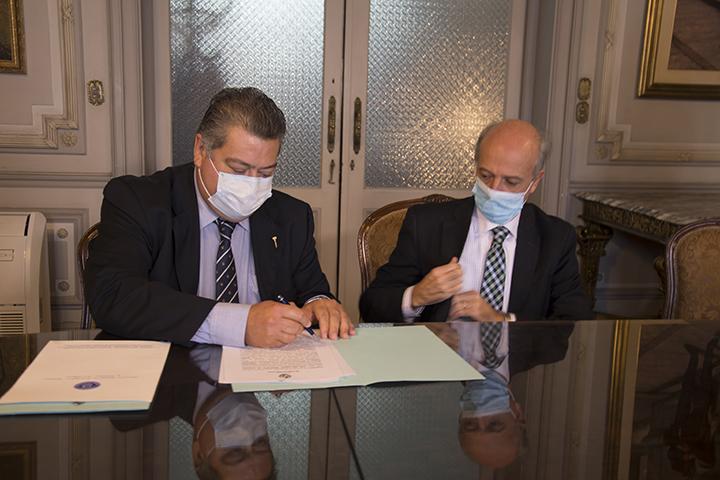 Firma de Convenio Presidente de la Asociación, Mario Molina, firmando el convenio