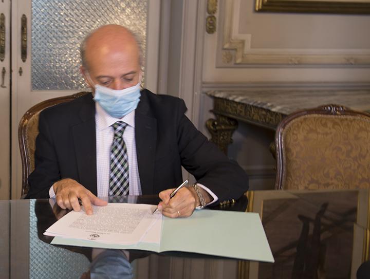 Firma de Convenio Ministro de Defensa, Javier García, firmando el convenio