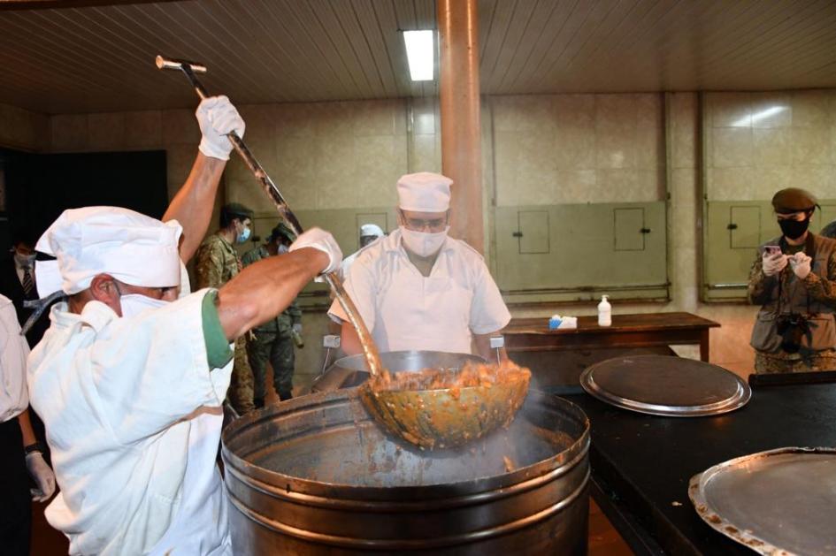 Personal del Ejército preparando comida caliente