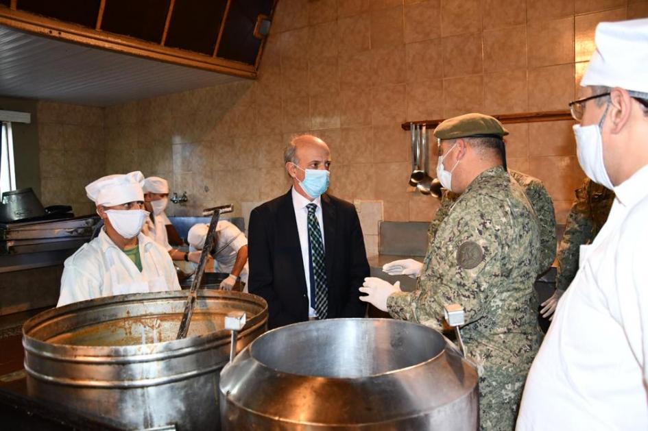 Ministro de Defensa Nacional, Javier García y efectivos del Ejército preparando comida caliente
