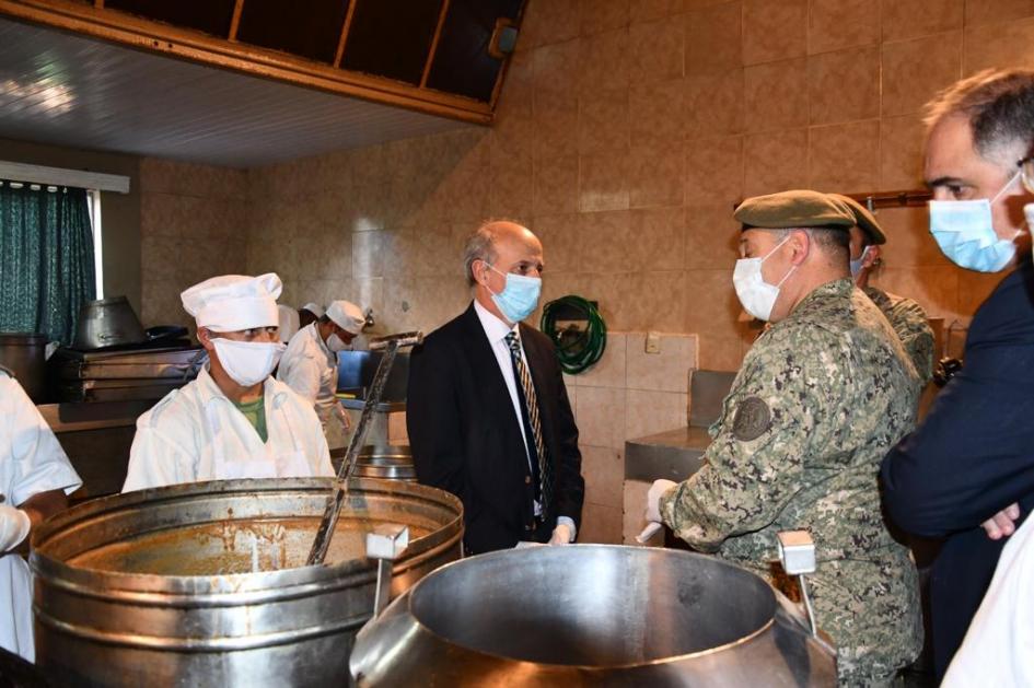 Ministro de Defensa Nacional, Javier García y efectivos del Ejército preparando comida caliente