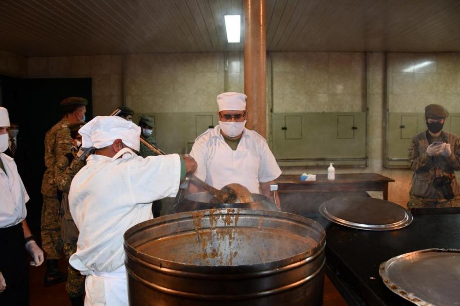 Personal del Ejército preparando comida caliente Personal del Ejército preparando comida caliente