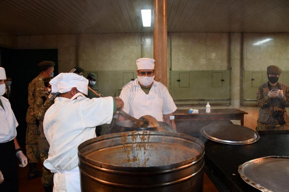 Personal de las Fuerzas Armadas elaborando platos de comida