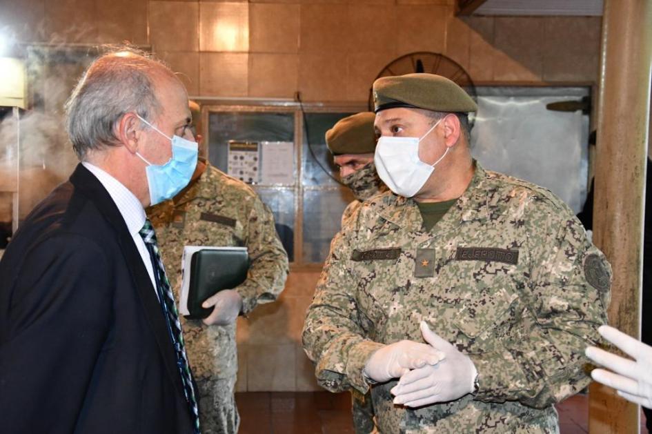 Ministro de Defensa Nacional, Javier García y efectivos del Ejército preparando comida caliente