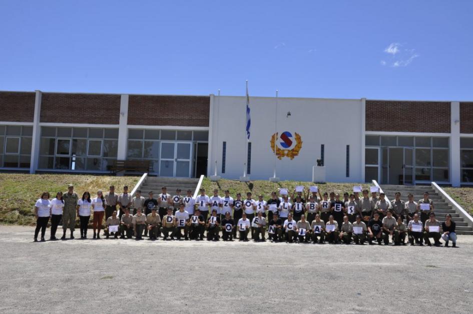 Grupo de estudiantes del Liceo Militar de Tacuarembó Grupo de estudiantes del Liceo Militar de Tacuarembó parados con carteles en las manos formando la frase Noviazgos Libres de Violencia