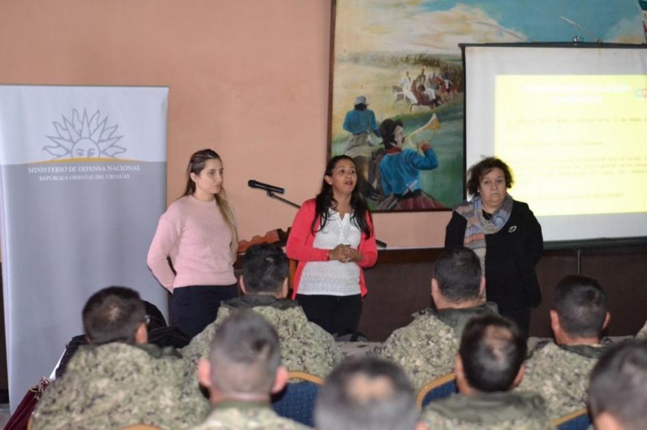 Integrantes de la Comisión de Género dictando charla Integrantes de la Comisión de Género dictando charla