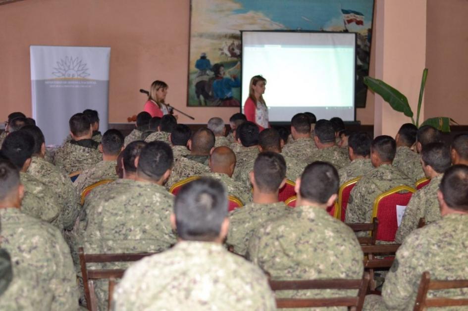 Integrantes de la Comisión de Género dictando charla Integrantes de la Comisión de Género dictando charla
