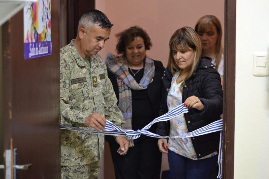 Autoridades cortando la cinta de inauguración de la sala de lactancia Autoridades cortando la cinta de inauguración de la sala de lactancia