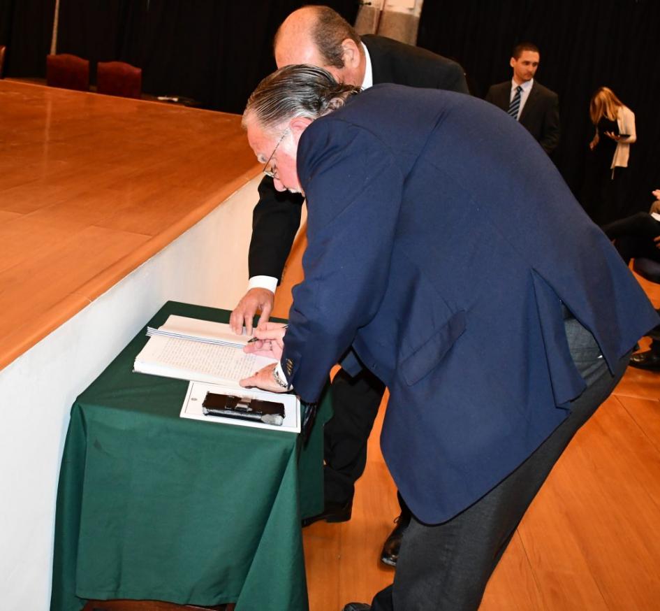 Ministro de Defensa Nacional José Bayardi firmando acta Ministro de Defensa Nacional José Bayardi firmando acta