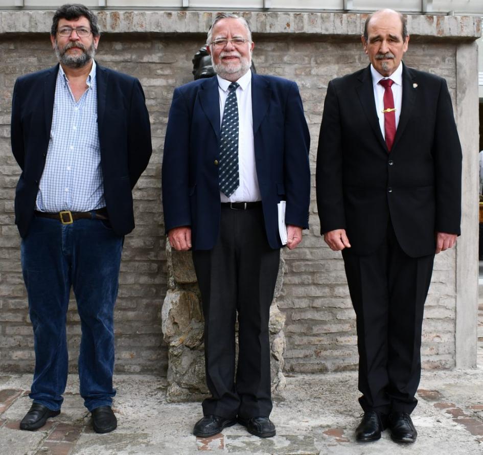 Ministro de Defensa Nacional José Bayardi acompañado del Subsecretario de Defensa Andrés Berterreche y el Director del CALEN Ministro de Defensa Nacional José Bayardi acompañado del Subsecretario de Defensa Andrés Berterreche y el Director del CALEN