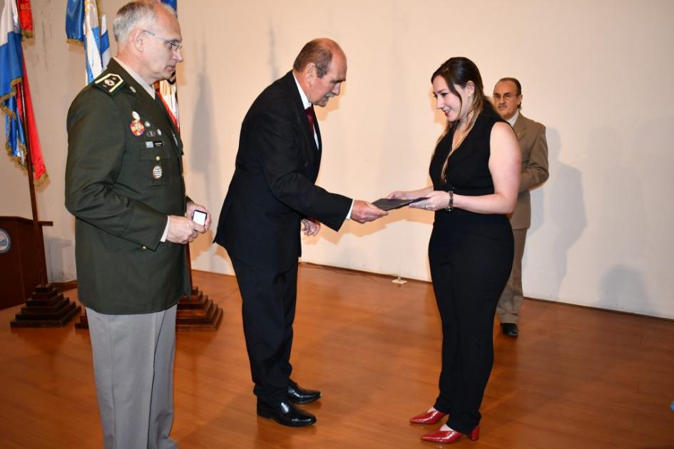 Director del CALEN entregando título a egresada de primer año de la Maestría Director del CALEN entregando título a egresada de primer año de la Maestría