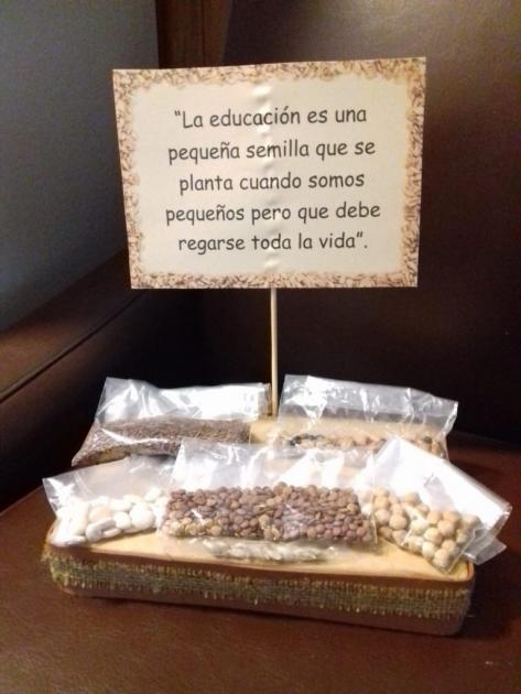 Semillas y nota Distintas semillas en bolsitas transparentes y una nota que dice: la educación es una pequeña semilla que se planta cuando somos pequeños pero que debe regarse toda la vida.