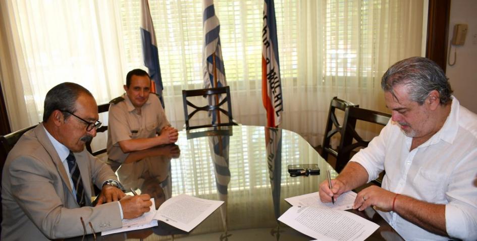 Director Nacional de Pasos de Frontera, Gral. (r) Neris Corbo y representante de la empresa Jasmur S.A firmando acuerdo Director Nacional de Pasos de Frontera, Gral. (r) Neris Corbo y representante de la empresa Jasmur S.A firmando acuerdo