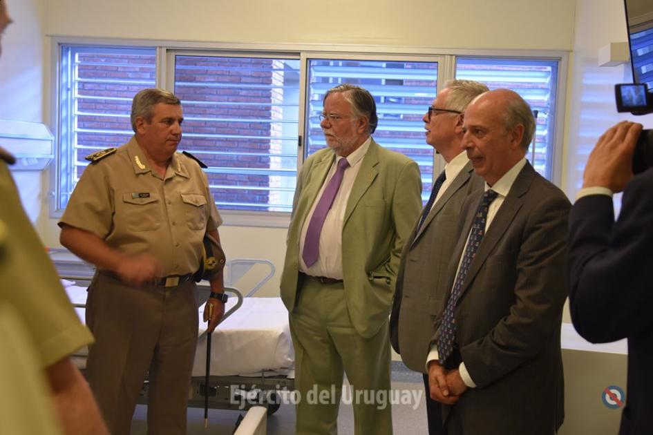 Ministro de Defensa Nacional, José Bayardi con autoridades Ministro de Defensa Nacional, José Bayardi con autoridades