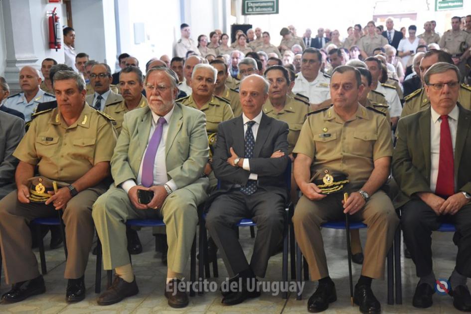 Ministro de Defensa Nacional, José Bayardi con autoridades Ministro de Defensa Nacional, José Bayardi con autoridades