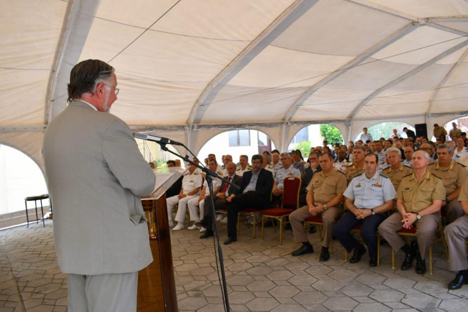 Ministro de Defensa Nacional, José Bayardi dando discurso