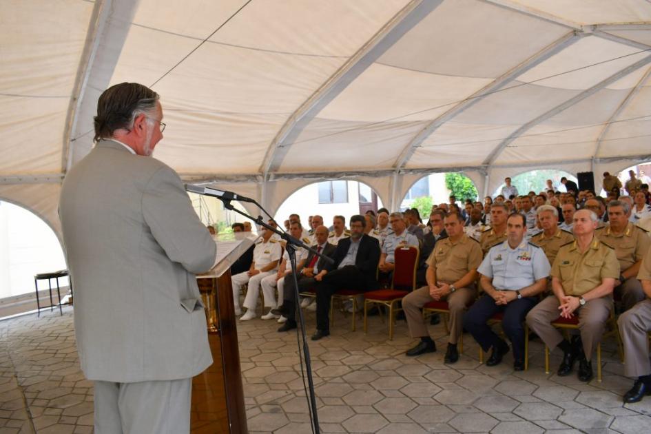 Ministro de Defensa Nacional, José Bayardi dando discurso Ministro de Defensa Nacional, José Bayardi dando discurso