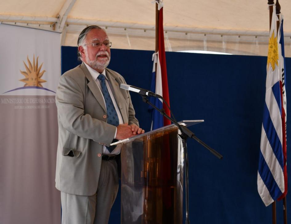 Ministro de Defensa Nacional, José Bayardi dando discurso