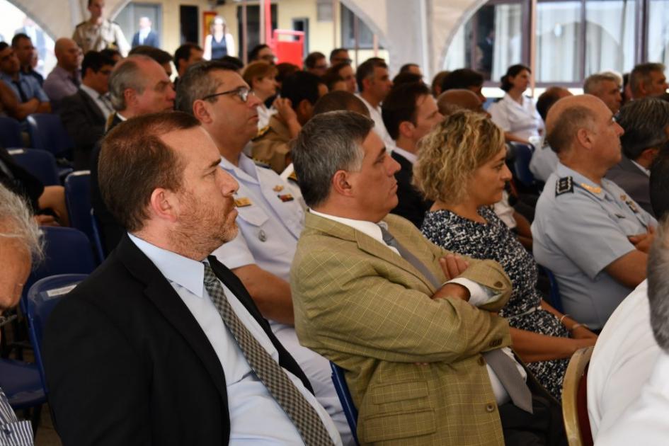 Autoridades presentes en el aniversario escuchando discurso del Ministro de Defensa Nacional, José Bayardi