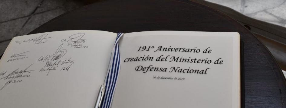 Libro de honor firmado por autoridades