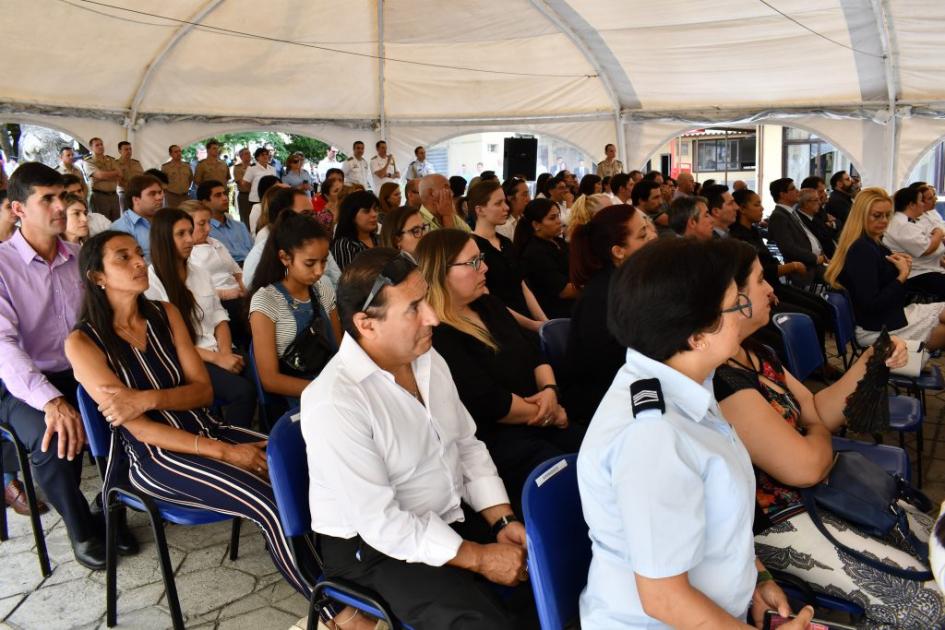 Autoridades presentes en el aniversario escuchando discurso del Ministro de Defensa Nacional, José Bayardi