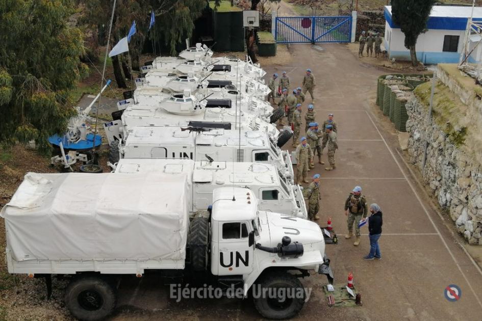 Camiones de las Naciones Unidas siendo inspeccionados