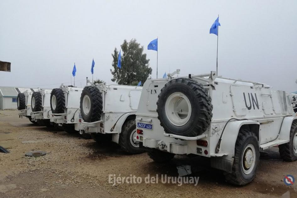 Camiones de las Naciones Unidas siendo inspeccionados