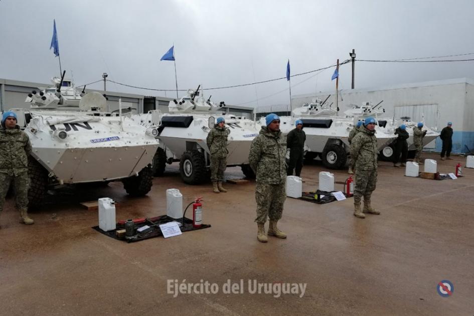 Militares formados al lado de tanques de las Naciones Unidas
