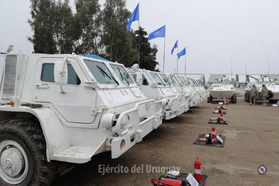 Camiones de las Naciones Unidas siendo inspeccionados
