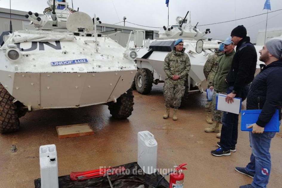 Tanques de las Naciones Unidas siendo inspeccionados